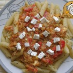 Makaron z sosem pomidorowo-paprykowym i serem feta